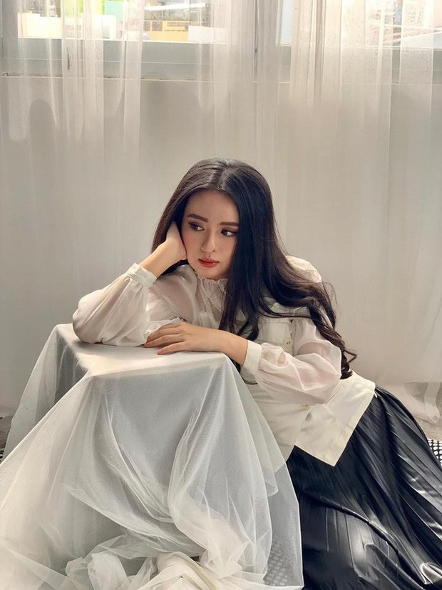 Trịnh Thị Ái Phi sinh năm 2000 quê ở Kon Tum hiện đang sinh sống và học tập tại TP HCM. Xuất hiện trên một số fanpage về trai xinh gái đẹp, CĐM nhiều người vẫn biết tới cô nàng bởi nhan sắc có phần giống với thiên thần tỷ tỷ của màn ảnh Hoa ngữ là Lưu Diệc Phi.