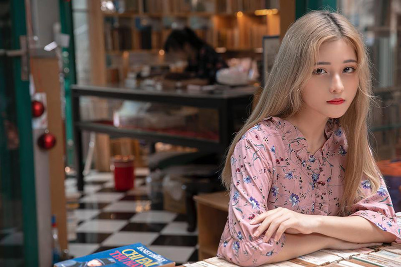 Từng chia sẻ về lý do lựa chọn ngành học và cơ duyên đến với nghệ thuật của mình, Huỳnh Thư cho biết rằng cha mẹ mình đều là công chức nhà nước nên từ nhỏ cô đã được giáo dục và sớm tiếp cận với ngành này nên quyết định theo ngành Luật. Tuy nhiên, bản thân nữ sinh 9X cũng rất đam mê nghệ thuật.