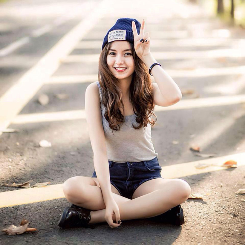 Riêng trang cá nhân của Hồng Hạnh đã thu hút hơn 65 nghìn lượt theo dõi, đặc biệt nữ sinh này còn là hot girl hiếm hoi khi có dấu tick xanh nhờ vào ngoại hình xinh xắn và độ hot của mình trong thời gian qua.