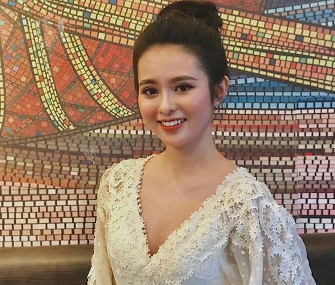 Không chỉ xinh đẹp giống ngôi sao đình đám xứ Trung, trước đó Ái Phi còn có thành tích học tập tốt khi 12 năm liền đạt học sinh giỏi, từng tham gia kỳ thi học sinh giỏi cấp tỉnh khi còn ngồi trên ghế nhà trường. Năm lớp 11, Ái Phi từng đạt giải 3 Olympic Vật lý toàn quốc.