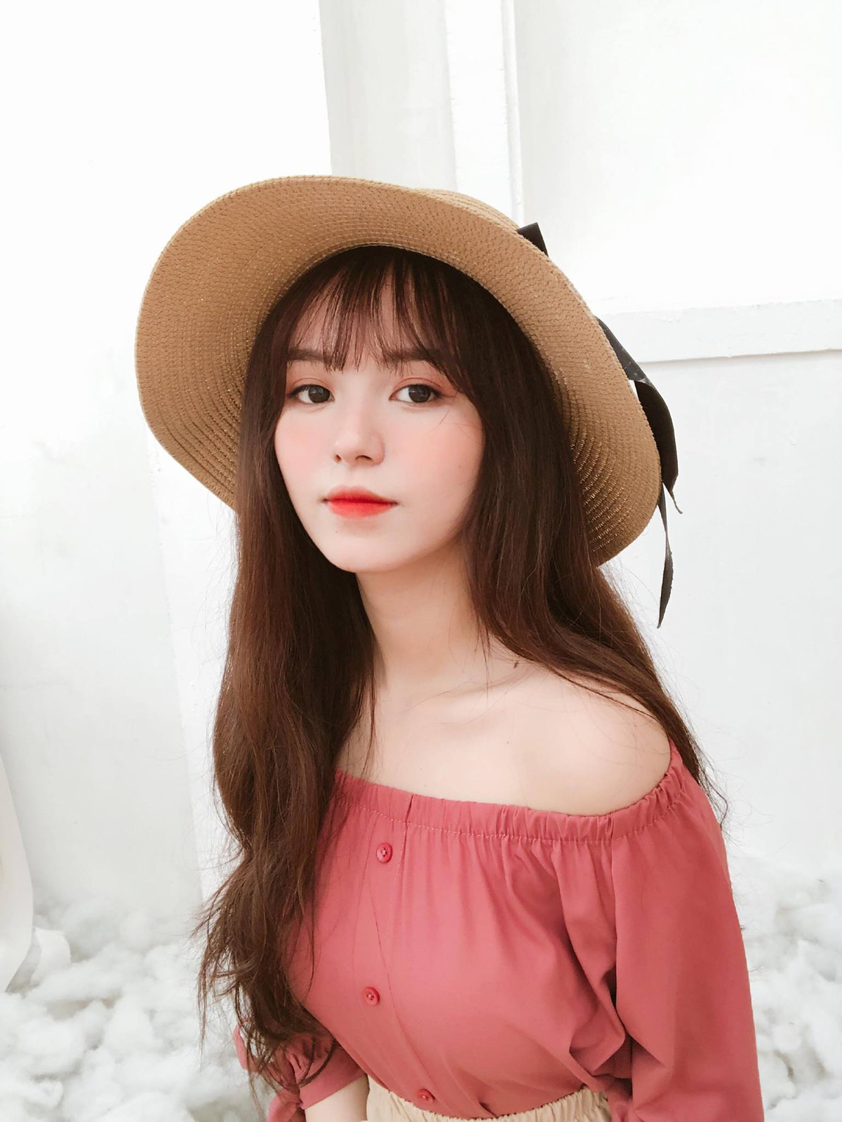 Trước khi nổi tiếng với biệt danh "Kim So Huyn Việt Nam", Hồng Hạnh còn được biết đến như là hot girl IT khoa công nghệ thông tin trường Đại học Công nghiệp thực phẩm, TP HCM.