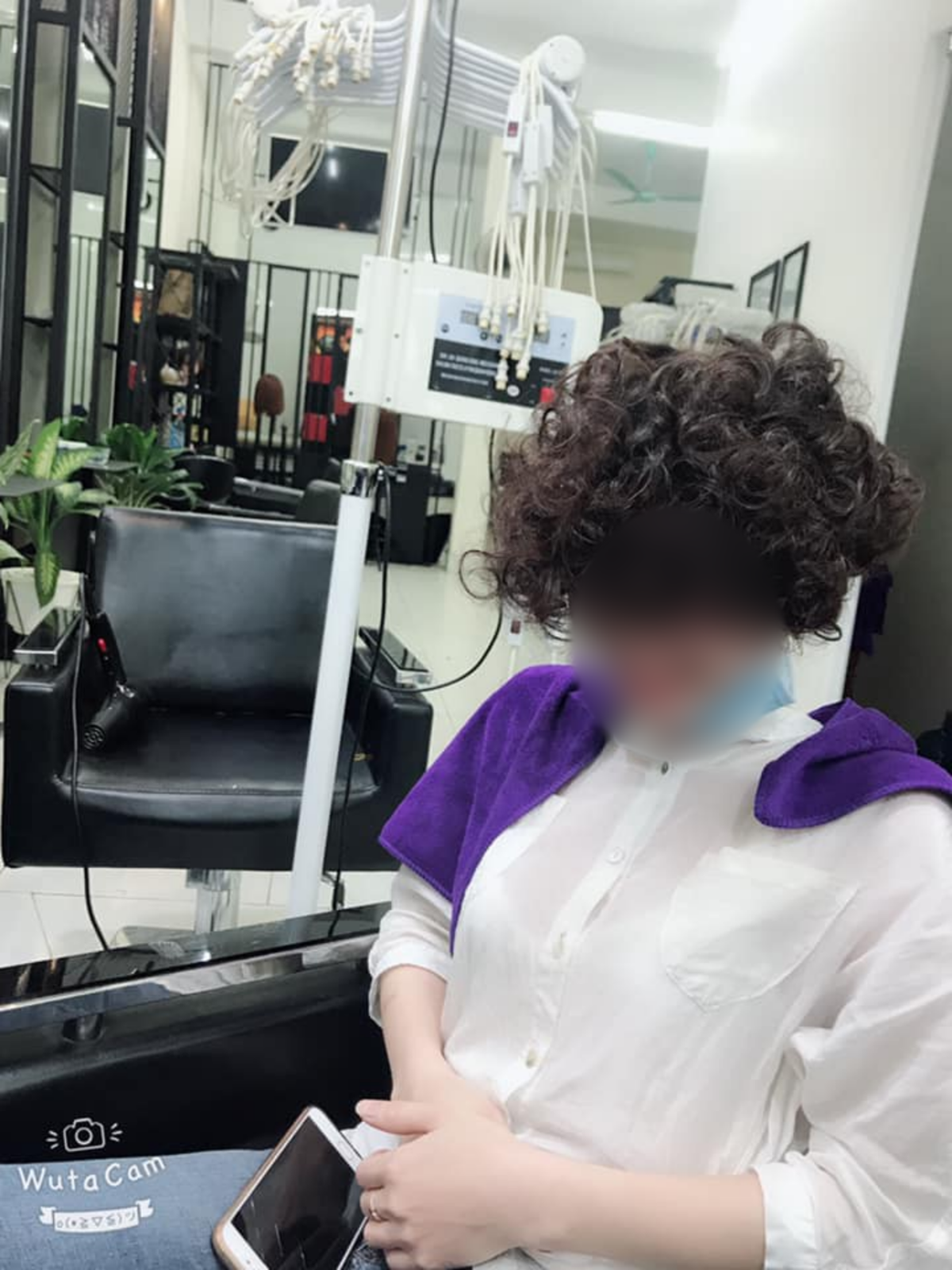 Quả tóc mì tôm này của "bà chị" chắc hẳn nhiều người sẽ nghĩ ngay tới cầu thủ Công Phượng, người cũng sở hữu mái tóc xù xù khó gỡ rối này.