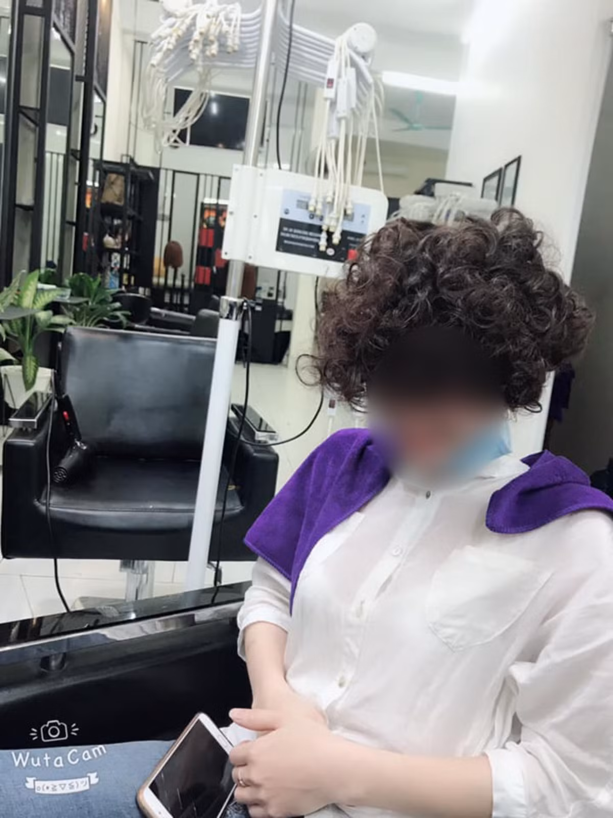 Quả tóc mì tôm này của "bà chị" chắc hẳn nhiều người sẽ nghĩ ngay tới cầu thủ Công Phượng, người cũng sở hữu mái tóc xù xù khó gỡ rối này.