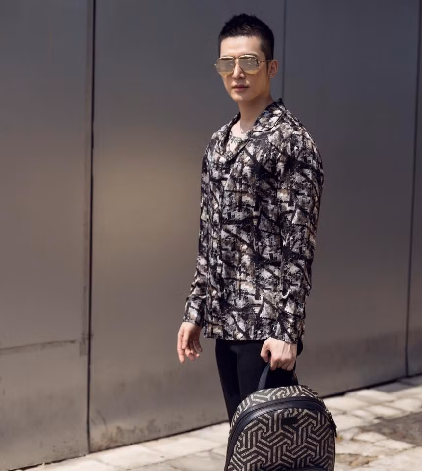 Được biết, Jackson Ng hiện đang sở hữu một công ty thiết kế nội thất riêng và đang làm ăn khá hiệu quả. Dù mới 20 tuổi nhưng tài năng của chàng trai này đã được thể hiện.