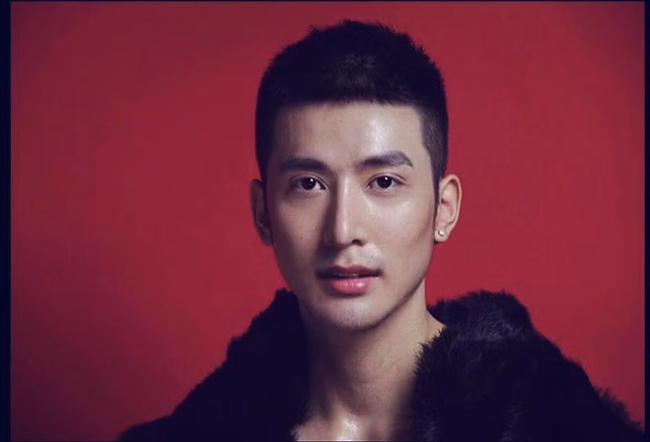 Chính việc thành công trên mạng xã hội, không chỉ giúp hot boy đẹp trai 20 tuổi này thành công trong việc xây dựng hình tượng nghệ thuật mà còn trong lĩnh vực kinh doanh.