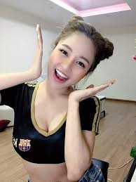 Cụ thể, cô nàng hot girl này mặc chiếc áo crop top khá ngắn, để lộ ra vòng 1 ngồn ngộ đến ngột thở.