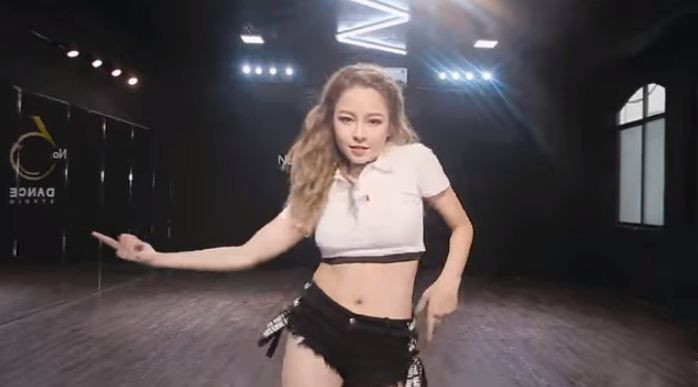 Đáng chú ý, trong clip nhảy cover của mình, cô nàng hot girl 9X lại tiếp tục để lộ ra vị trí nhạy cảm bởi mặc chiếc quần quá ngắn.
