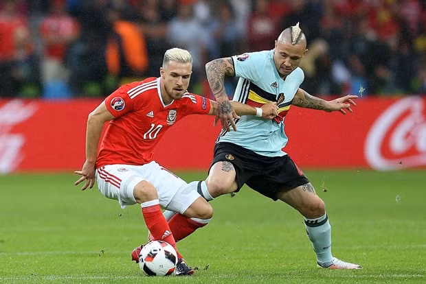 Mờ nhạt tại Arsenal, thế nhưng Ramsey (đỏ) lại tỏa sáng rực rỡ trong màu áo của Xứ Wales và là nhân tố giúp ĐTQG nước này có mặt tại vòng bán kết sau chiến thắng kịch tính trước Bỉ.