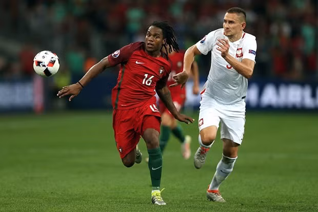 Renato Sanches thể hiện sự chững chặc hơn số tuổi 18 của mình trong trận tứ kết với Ba Lan. Chính nhờ cú sút chính xác của mình, tân binh của Bayern Munich mùa tới giúp Bồ Đào Nha có mặt tại vòng bán kết Euro 2016.
