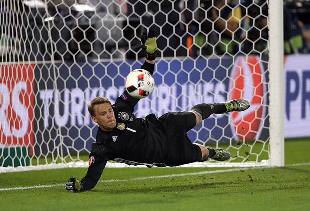 Đứng trong khung gỗ của đội hình tiêu biểu vòng tứ kết Euro 2016 không ai có thể xứng đáng hơn thủ thành Manuel Neuer của ĐT Đức. Bản lĩnh cùng sự xuất sắc của thủ môn này đã giúp "xe tăng Đức" vượt qua ĐT Italia trên chấm 11m định mệnh.