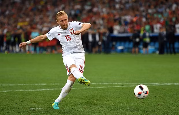 Kamil Glik là chốt chặn vô cùng vững chắc giúp Ba Lan vững bước tới vòng tứ kết của Euro 2016. Chính sự thi đấu năng nổ của trung vệ này đã ngăn cản không cho siêu sao Cris Ronaldo tỏa sáng trong suốt 120 phút của trận tứ kết vừa qua.