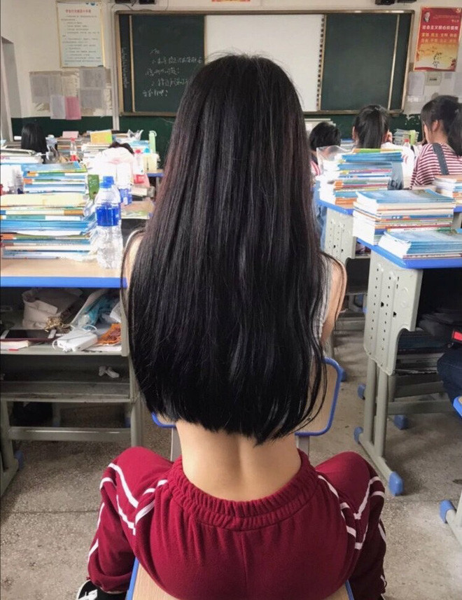 Được biết, loạt ảnh nữ sinh khoe vòng eo con kiến trong lớp trên xuất phát từ Trung Quốc và được CĐM nước này chia sẻ với tốc độ chóng mặt.