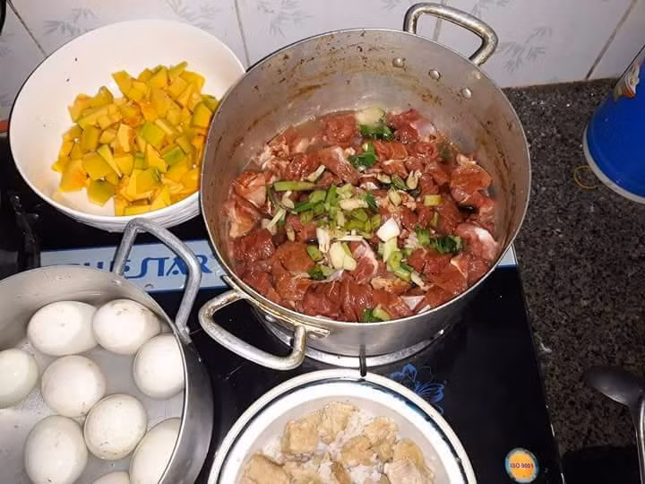 Mới đây trên trang cá nhân, một "con sen" đã chia sẻ thực đơn của chú chó Alaska ăn một ngày khiến dân mạng tranh cãi dữ dội dành cho bài viết trên.