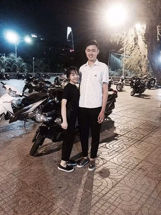 Sau một thời gian nói chuyện với nhau. Một hôm Tiến Phúc hỏi Bảo Ngọc đã có bạn trai chưa? Và câu trả lời của cô nàng nấm lùn khiến anh chàng cao kều cảm thấy buồn bã. Thế nhưng nỗi buồn chưa kịp lâu thì anh chàng cao 1m85 đã vỡ òa sung sướng khi cô nàng kém mình 2 tuổi nói tiếp rằng: "anh vui đi tại em thích anh đấy".