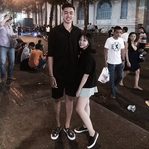 Bảo Ngọc và Tiến Phúc học cùng trường THPT. Trong một lần tình cờ họ gặp nhau tại sân trường, ấn tượng đầu tiên của Bảo Ngọc về anh chàng Tiến Phúc bởi ngoại hình to con vạm vỡ.