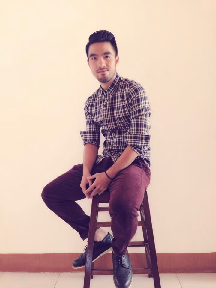 Với những mẫu thời trang mới, chính Thái Dương sẽ là người chụp để gửi đến khách hàng.