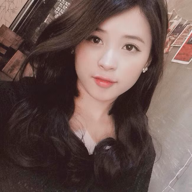 Ý thức được nhan sắc mình sở hữu, Hương Thảo còn nhận thêm nghề mẫu ảnh cho một số thương hiệu thời trang có uy tín tại Hà Nội và các tỉnh lân cận khác.