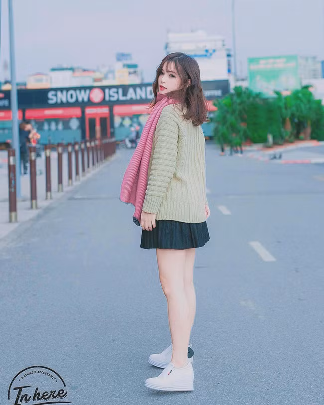 Hiện tại, trang cá nhân của Hương Thảo có hơn 47.000 người theo dõi và những bức ảnh được cô hot girl dân tộc này cũng được chia sẻ trên mạng xã hội nhận được nhiều lượt like và bình luận khen ngợi.