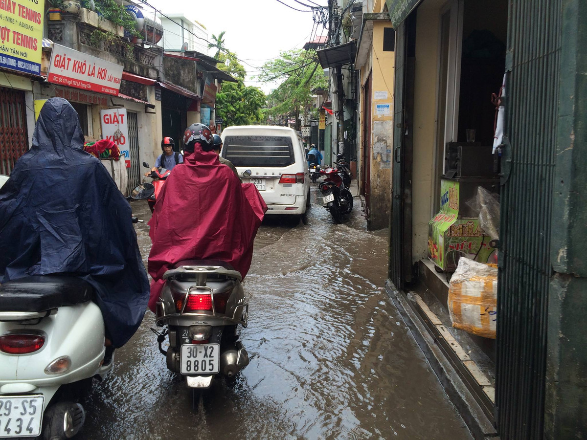 Một đoạn đường khu vực Cầu Giấy đã ngập trong nước dù thời gian lượng mưa là khá ngắn.