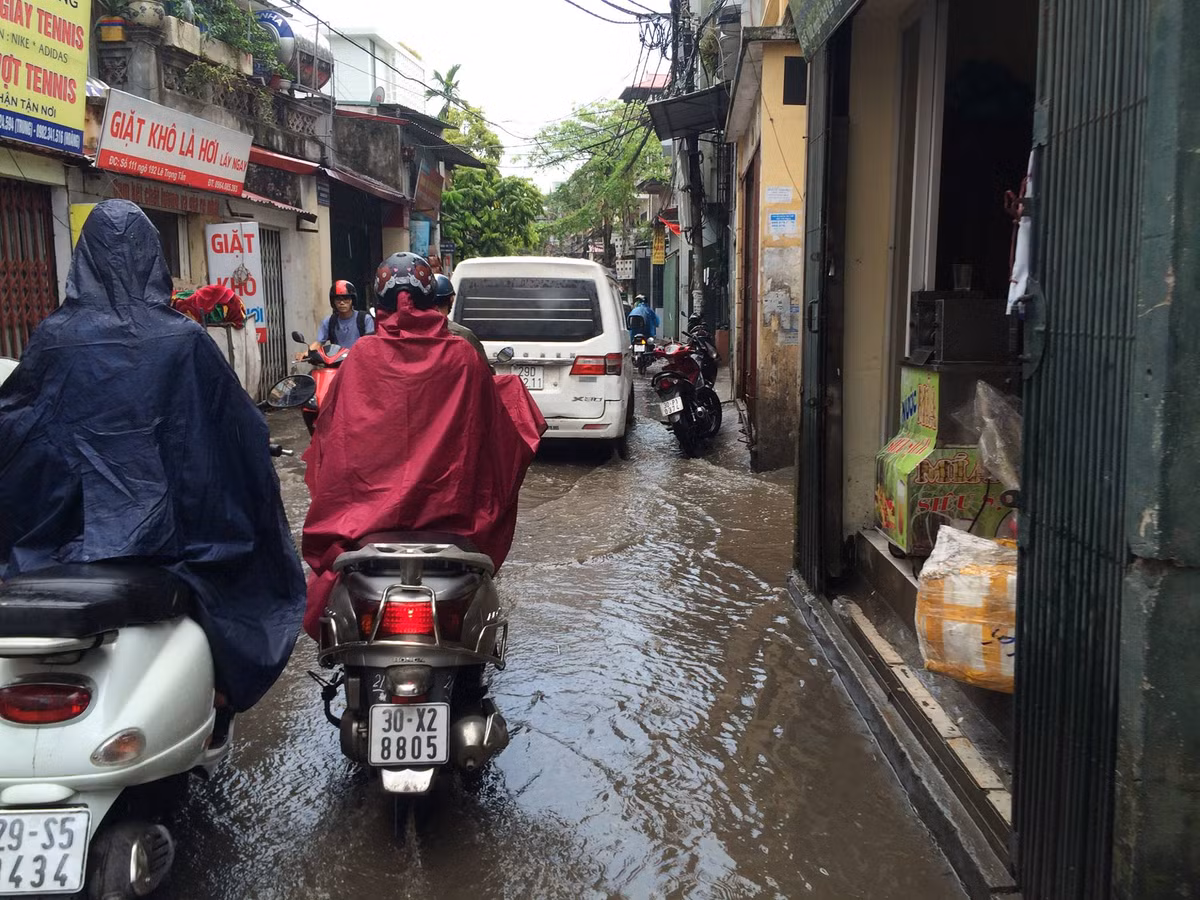 Một đoạn đường khu vực Cầu Giấy đã ngập trong nước dù thời gian lượng mưa là khá ngắn.
