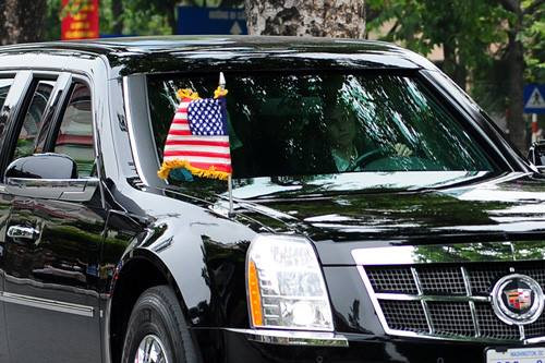 Trong chuyến công du tới Việt Nam 3 ngày, đoàn xe hộ tống Tổng thống Obama có đến khoảng 20 – 30 chiếc xe và đặc biệt là 2 chiếc xe Cadillac One (được thiết kế riêng dành cho Tổng thống). Đặc biệt hơn, người lái một trong hai chiếc xe này không phải là đặc vụ nam mà lại là nữ giới. Ảnh: Facebook.