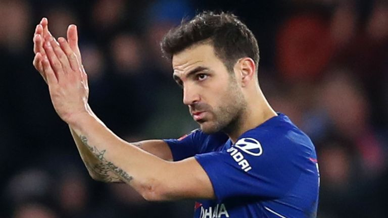 Cesc Fabregas vẫn chưa thể rời Chelsea vì đơn giản đội bóng thành London vẫn chưa thể tìm được người thay thế cho anh.