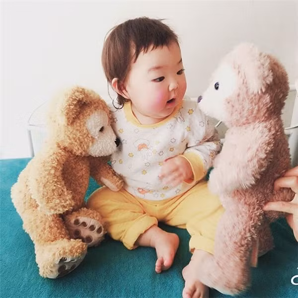 Với đôi má phúng phính, đôi mắt tròn to và chân tay bụ bẫm, cô bé được yêu thích nhất năm 2016 này đã khiến nhiều cư dân mạng phải thốt lên hai từ dễ thương quá mức.