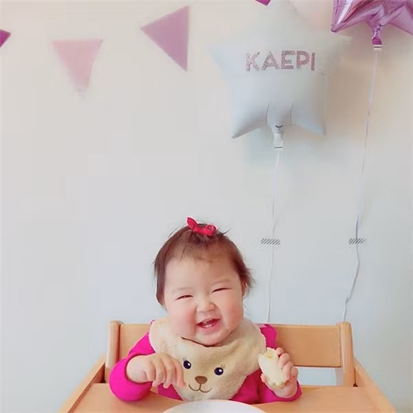 Kaeda chẳng ngại biểu cảm trước ống kính của "nhiếp ảnh gia" bố mẹ.