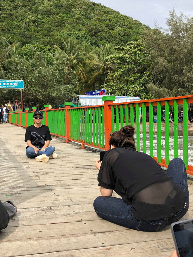 Sống ở đời mà kiếm được một đứa bạn có tâm, sẵn sàng vật lộn để có bức ảnh đẹp.