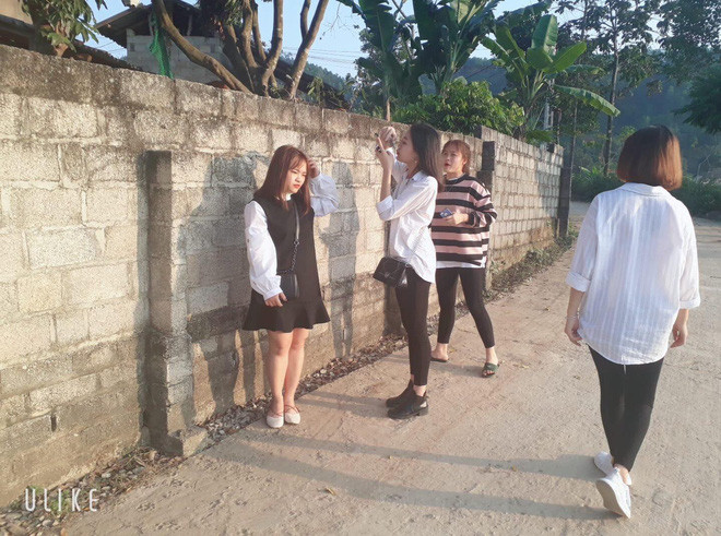 Nguyên cả một ekip hoành tráng chuyên nghiệp từ chỉ đạo nghệ thuật, photographer cho đến hắt sáng để phục vụ cho đứa bạn có bức ảnh đẹp.