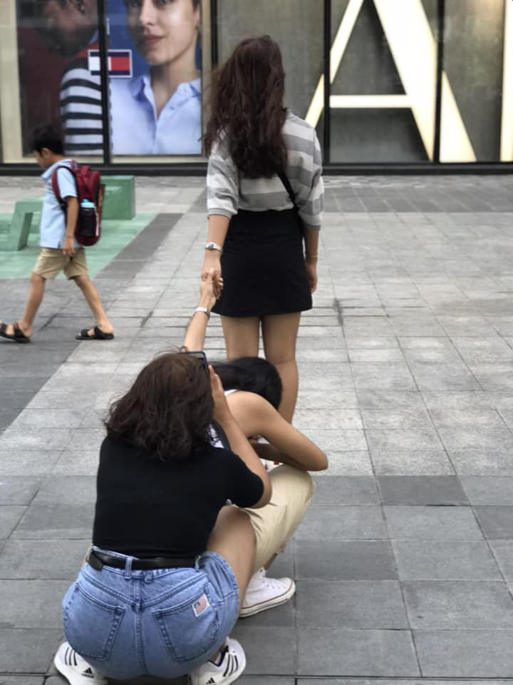 Các chàng trai cũng chịu hy sinh không kém trong công cuộc chụp hình giúp bạn thân hay bạn gái