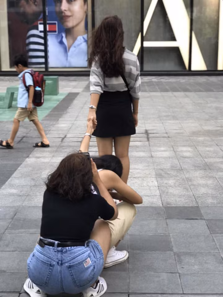 Các chàng trai cũng chịu hy sinh không kém trong công cuộc chụp hình giúp bạn thân hay bạn gái