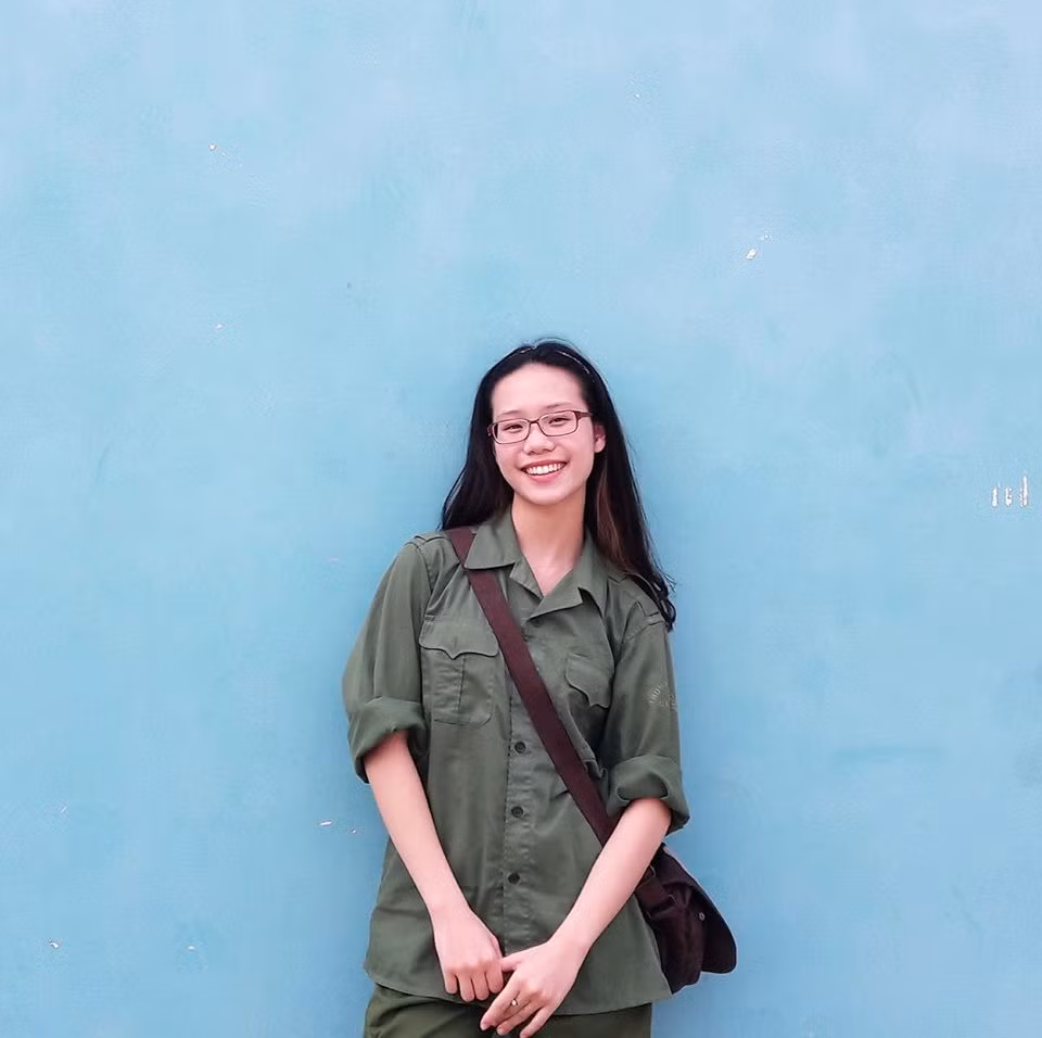 Ngân Hà muốn thử thách bản thân ở nhiều lĩnh vực khác nhau. Hình ảnh tạo dáng khá của nữ sinh trong thời gian học quân sự.