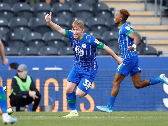 Nguồn tin từ Daily Star, phía Chelsea lại khiến cuộc cạnh tranh trở nên gay gắt hơn với sự góp mặt của họ. Trong bối cảnh HLV Frank Lampard đang lên kế hoạch trẻ hóa đội hình, Gelhardt chắc chắn sẽ là một sự bổ sung cực kỳ cần thiết đối với hàng công đại diện đến từ London.