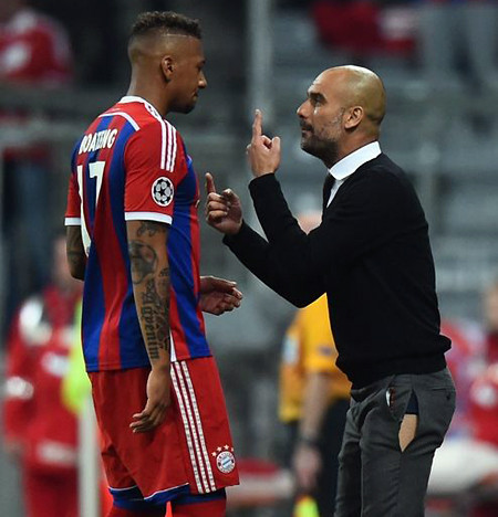 Cũng giống rơi vào tình cảnh giống với huấn luyện viên Zidane là Pep Guardiola. Trong trận đấu của Bayern Munich tại cúp C1, do quá phấn khích với bàn thắng của các học trò, mà ông thầy người Tây Ban Nha đã bị rách bên hông quần.