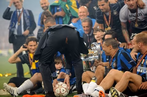 Ăn mừng chức vô địch UEFA Champions League cùng với Inter, Jose Mourinho đã bị cánh báo chí soi được vết rách ở đũng quần. Ông thầy người Bồ Đào Nha do mải miết ăn mừng mà không để ý tới sự cố này.