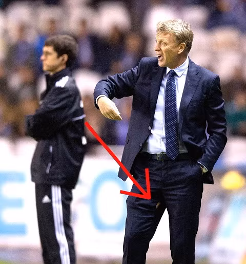 David Moyes bị rách quần. Anh: Goal.com/ Independent.