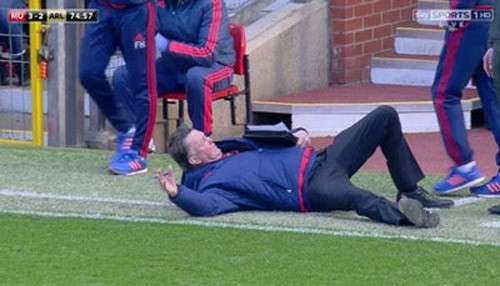 HLV Van Gaal đã tự trượt chân ngã ngửa ra ngay đường piste.