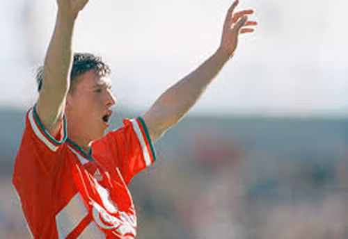 Sự kiện đáng nhớ nhất ở chiến thắng 3-0 của Liverpool khi tiếp đón Arsenal tại Anfield ngày 28/8/1994 là cú hat-trick của tiền đạo Robbie Fowler. Chỉ mất đúng 4 phút 33 giây, ngôi sao người Anh đã tạo ra một kỷ lục với 3 pha lập công trong 1 trận đấu mà đến lúc này, tại Premier League vẫn chưa một ngôi sao nào có thể lật đổ.