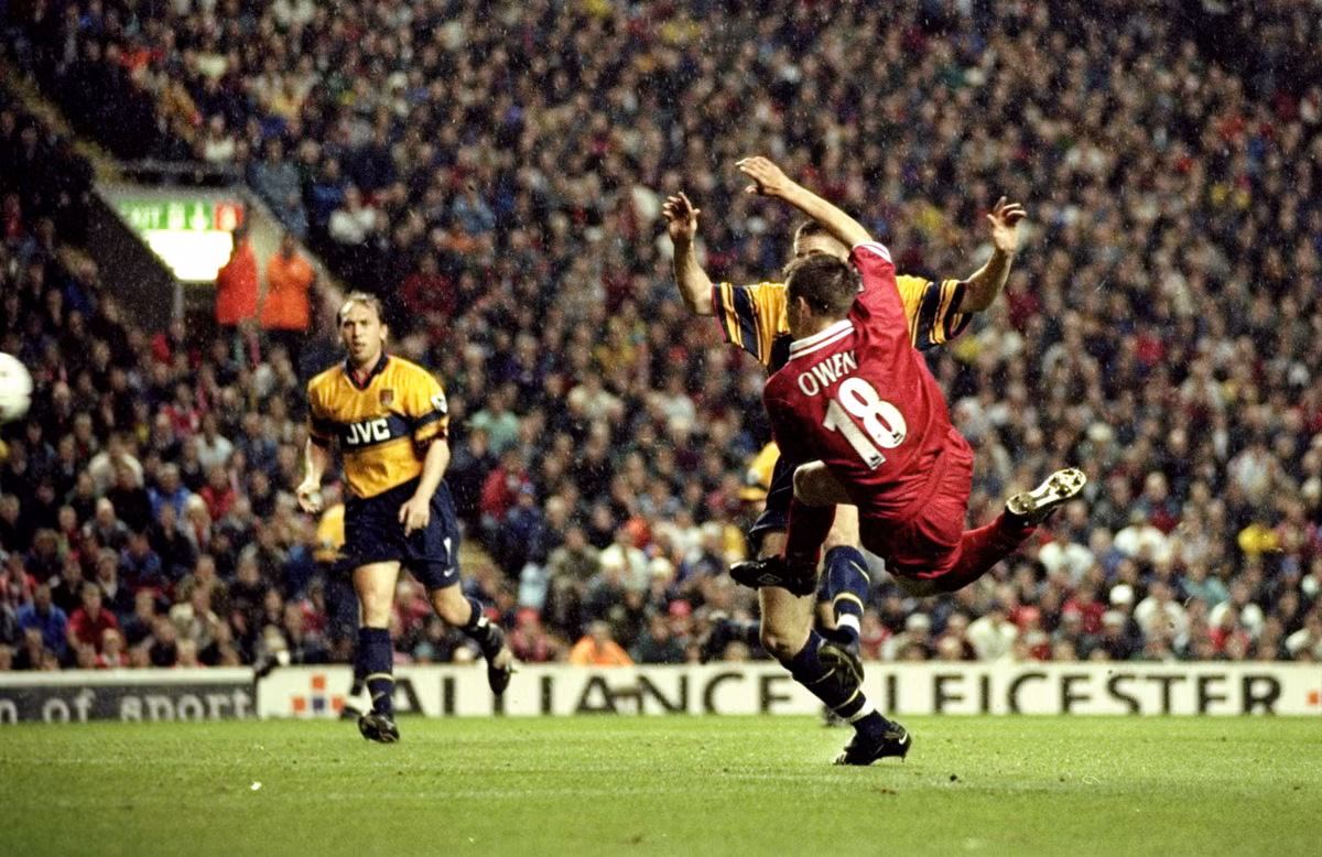 Ngày 23/12/2000, Liverpool gặp Arsenal ở trận đấu cuối cùng của lượt đi mùa giải 2000/2001 Premier League. Trong trận đấu đó, Liverpool đã giành chiến thắng 4-0 bằng những bàn thắng của Gerrard, Owen, Barmby và Fowler.