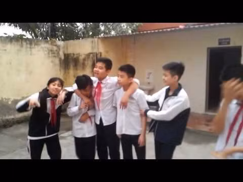 Chạy khoảng 2- 3 vòng, hai người ngoài cùng sẽ dần dần đưa chân bay trên không. Với trò chơi này, hai người ngoài cùng phải bám chắc vào người bên cạnh mình nếu không thì hậu quả sẽ tương tự như cô bạn mặc áo đỏ phía trên.