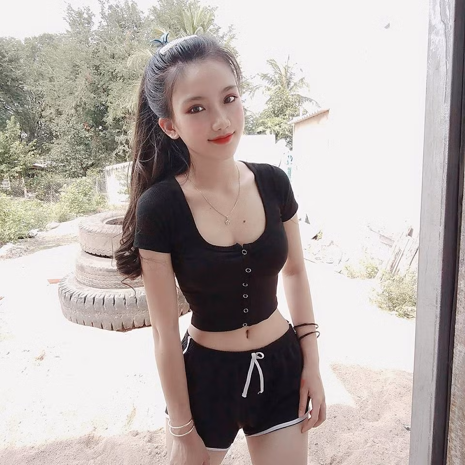 Đặc biệt, sống mũi cao và đôi mắt to tròn khiến Kim Anh luôn ghi điểm trong mắt người đối diện.