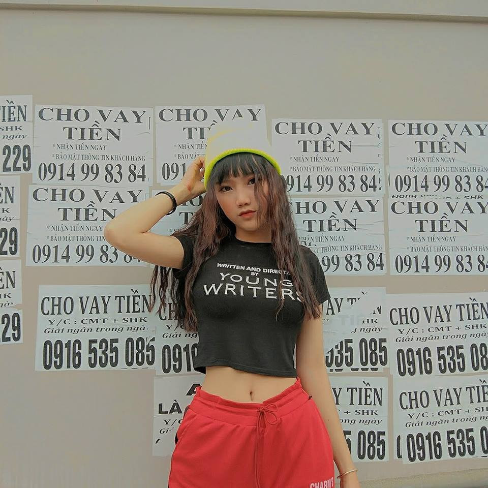 Chia sẻ với PV, Kim Anh cho biết: "Đẹp đối với mình tất nhiên là một lợi thế. Vì điều đó giúp mình tự tin hơn trong cuộc sống và trong giao tiếp. Phần lớn cũng nhờ vào cái khuôn mặt này nên mình mới được rất nhiều người chú ý đến".