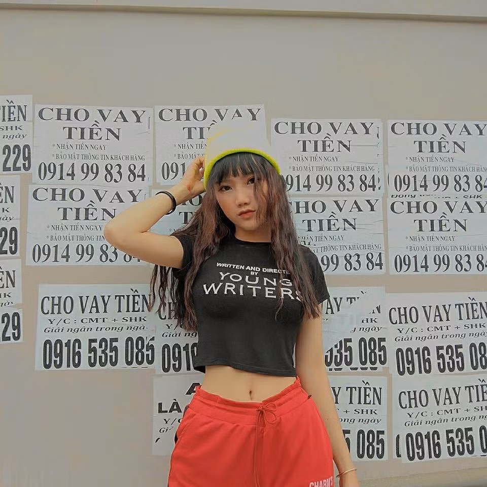 Chia sẻ với PV, Kim Anh cho biết: "Đẹp đối với mình tất nhiên là một lợi thế. Vì điều đó giúp mình tự tin hơn trong cuộc sống và trong giao tiếp. Phần lớn cũng nhờ vào cái khuôn mặt này nên mình mới được rất nhiều người chú ý đến".