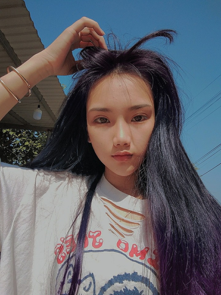 Chẳng cần ồn ào lên tiếng đáp trả dư luận, Kim Anh đã nhẹ nhàng cho đăng tải những bức ảnh khi còn bé của mình khiến ai cũng phải câm nín. Thậm chí, nhiều người còn nhận xét rằng nữ sinh "dậy thì thành công" đã đẹp "nét nào ra nét ấy".