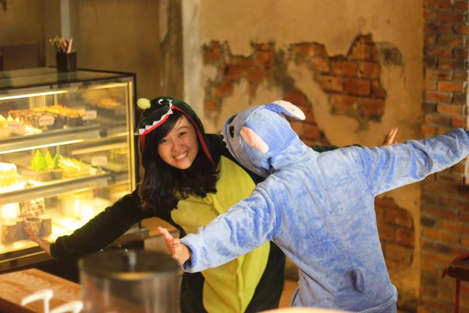 Theo chia sẻ từ một thành viên của quán cafe ôm, Thanh Ú vốn dĩ là người ít nói và sống khá khép kín. Thanh không hề thích ôm, nhất là đối với người lạ, do đó cô nàng bị mọi người "ép" làm mascot. Ảnh: FB Cafe Ôm.