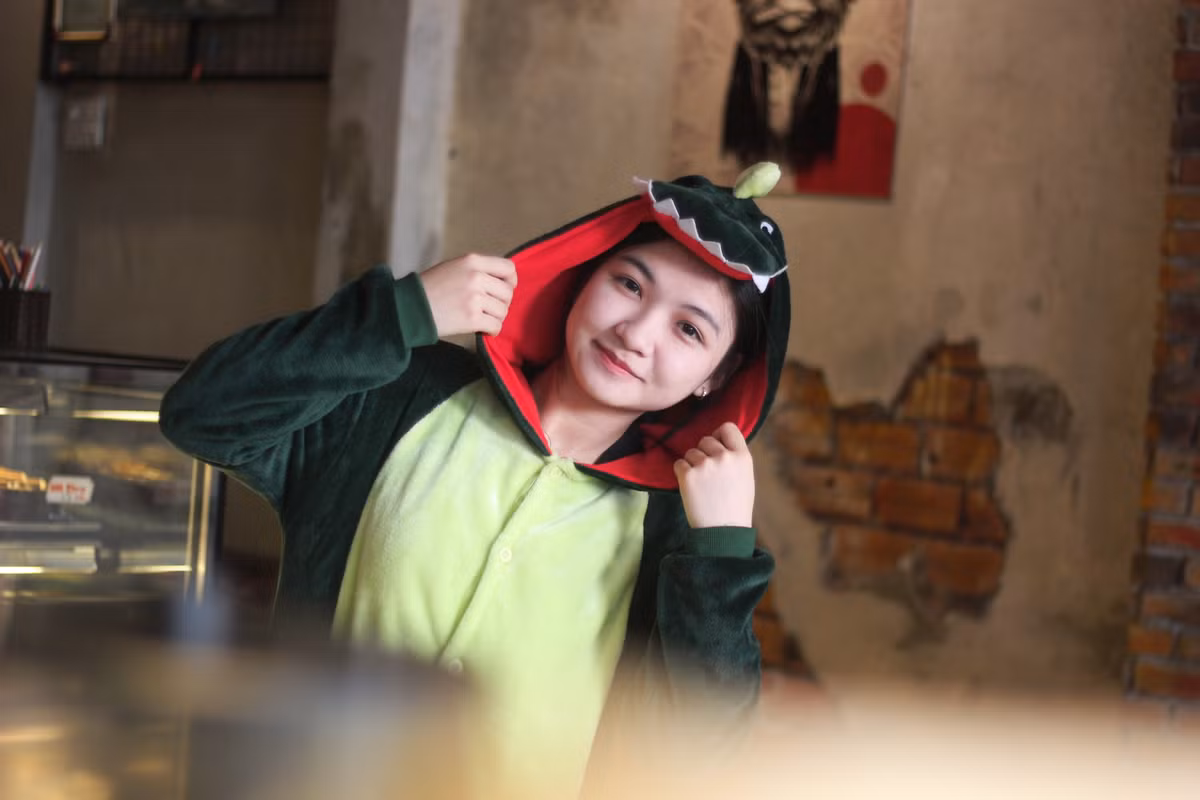 Cụ thể theo chia sẻ của bạn Thanh Tùng (chủ quán cafe ôm): "Chương trình Free Hug ở quán đến giờ đã lan truyền tới 2 triệu lượt người qua các kênh, mạng xã hội. Có hơn 3 nghìn bình luận của các bạn trẻ rủ rê và share thông tin trên Facebook. Trong những ngày đầu đã có hơn 1.000 người đến tham gia chương trình "ôm" tại quán của mình". Ảnh: FB Cafe Ôm.