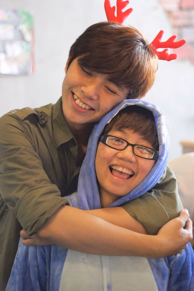 Bên cạnh đó, trong không khí ấm áp của quán cafe đặc biệt này, mọi người cùng quây quần trò chuyện và đặc biệt, các vị khách cũng có thể ôm những người bạn khác nếu họ đồng ý. Ảnh: FB Cafe Ôm.