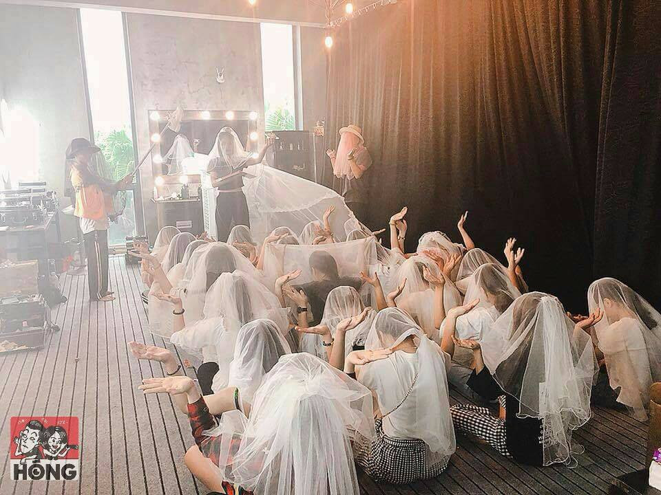 Không chỉ tạo dáng một mình, nhiều dân mạng còn quy tụ bạn bè, cùng đội khăn trùm màu trắng và diễn những bức hình để miêu tả lại hoạt động của Hội thánh Đức Chúa Trời đang tạo nên mưa gió trong thời gian vừa qua.