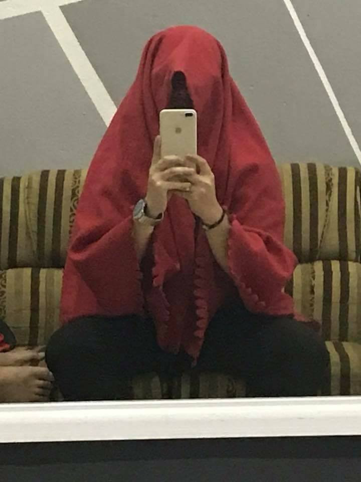 Cụ thể, nickname Hoàng Thông có chia sẻ: "Hội thánh Đức Chúa Trời thời gian qua như cái gai trong mắt các nhà lãnh đạo và người dân bởi những luân lý của nó đi ngược lại với thuần phong, mỹ tục của người Việt. Vậy các bạn chụp những bức ảnh thế này chẳng khác nào giúp nó lan rộng hình ảnh và vươn vòi bạch tuộc đến các vùng cho cả nước".